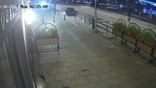 УЖАСНА НЕСРЕЋА У ЦЕНТРУ БЕОГРАДА: Аутомобил прешао у супротн траку, ударио у стуб и преврнуо се на кров (ВИДЕО) УЖАСНА НЕСРЕЋА У ЦЕНТРУ БЕОГРАДА: Аутомобил прешао у супротн траку, ударио у стуб и преврнуо се на кров (ВИДЕО)