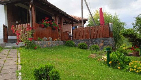 КОСТАЈНИК - ЧАРОБНО РАЂЕВСКО СЕЛО: Бог све дао, али асфалт фали КОСТАЈНИК - ЧАРОБНО РАЂЕВСКО СЕЛО: Бог све дао, али асфалт фали