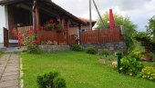 КОСТАЈНИК - ЧАРОБНО РАЂЕВСКО СЕЛО: Бог све дао, али асфалт фали