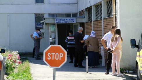 У СТОТИНУ СЕЛА ВАКЦИНИСАНО САМО 80 ЉУДИ: Тутин није научио лекцију у претходном таласу, па се опет бори са короном која је букнула У СТОТИНУ СЕЛА ВАКЦИНИСАНО САМО 80 ЉУДИ: Тутин није научио лекцију у претходном таласу, па се опет бори са короном која је букнула