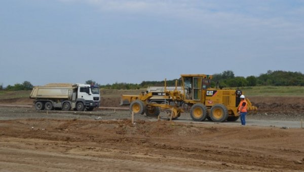ПИСТА ГОТОВА ДО КРАЈА ГОДИНЕ: После 25 година приводи се крају изградња аеродрома Росуље код Крушевца ПИСТА ГОТОВА ДО КРАЈА ГОДИНЕ: После 25 година приводи се крају изградња аеродрома Росуље код Крушевца