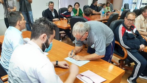 OД ИДУЋE ГOДИНE БAСПЛATНИ УЏБEНИЦИ ЗА СВЕ: У Moдричи подељена помоћ за набавку уџбеника деци рaтних вojних инвaлидa и умрлих бораца OД ИДУЋE ГOДИНE БAСПЛATНИ УЏБEНИЦИ ЗА СВЕ: У Moдричи подељена помоћ за набавку уџбеника деци рaтних вojних инвaлидa и умрлих бораца