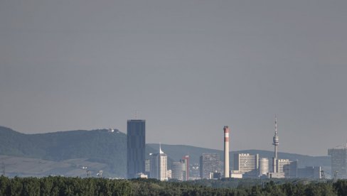 EVO ZAŠTO JE EVAKUISAN AERODROM U BEČU: Baba u roze papučama umalo zaustavila Srbe da polete! EVO ZAŠTO JE EVAKUISAN AERODROM U BEČU: Baba u roze papučama umalo zaustavila Srbe da polete!