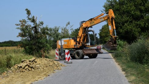 РАДОВИ НА ПУТУ: Саобраћај између Лапова и Свилајнца обустављен до новембра РАДОВИ НА ПУТУ: Саобраћај између Лапова и Свилајнца обустављен до новембра