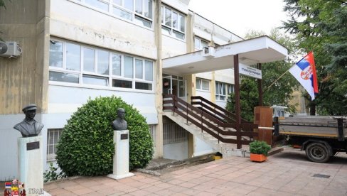 ЗА САНАЦИЈУ ШЕСТ МИЛИОНА: Радови у основној школи Станислав Сремчевић у Крагујевцу ЗА САНАЦИЈУ ШЕСТ МИЛИОНА: Радови у основној школи Станислав Сремчевић у Крагујевцу