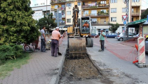 РЕГУЛАЦИЈА ДРЕНАЖЕ АТМОСФЕРСКИХ ВОДА: Реконструкцијом општинског дворишта чувају архивски грађу РЕГУЛАЦИЈА ДРЕНАЖЕ АТМОСФЕРСКИХ ВОДА: Реконструкцијом општинског дворишта чувају архивски грађу