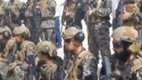 ТАЛИБАНИ У АМЕРИЧКИМ УНИФОРМАМА: Позирају на кабулском аеродрому и вичу “Алах Акбар” (ВИДЕО) ТАЛИБАНИ У АМЕРИЧКИМ УНИФОРМАМА: Позирају на кабулском аеродрому и вичу “Алах Акбар” (ВИДЕО)
