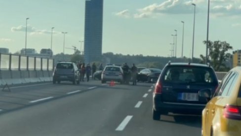 ЛАНЧАНИ СУДАР НА МОСТУ НА АДИ: Саобраћајна несрећа три аутомобила ЛАНЧАНИ СУДАР НА МОСТУ НА АДИ: Саобраћајна несрећа три аутомобила