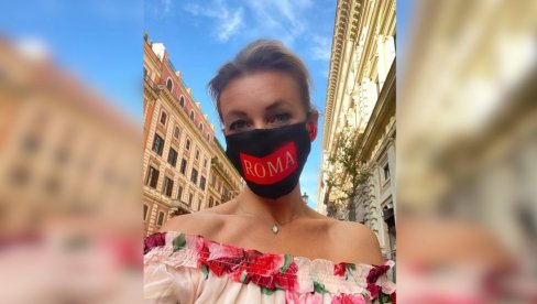MASKA IZ RIMA: Marija Zaharova upotpunila svoju kolekciju MASKA IZ RIMA: Marija Zaharova upotpunila svoju kolekciju