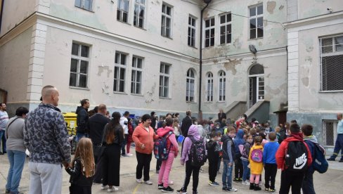 SVEČANO I U KIKINDI: Uz himnu počela nova školska godina (FOTO) SVEČANO I U KIKINDI: Uz himnu počela nova školska godina (FOTO)
