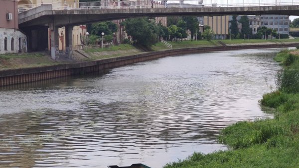 МРТВА ЖЕНА НАЂЕНА КРАЈ БЕГЕЈА: Језиво откриће у Зрењанину, тело послато на обдукцију МРТВА ЖЕНА НАЂЕНА КРАЈ БЕГЕЈА: Језиво откриће у Зрењанину, тело послато на обдукцију