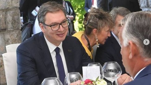 СВЕЧАНИ РУЧАК НАКОН БЛЕДСКОГ ФОРУМА: Вучић после великог успеха на кратком предаху са председником Словеније (ФОТО) СВЕЧАНИ РУЧАК НАКОН БЛЕДСКОГ ФОРУМА: Вучић после великог успеха на кратком предаху са председником Словеније (ФОТО)