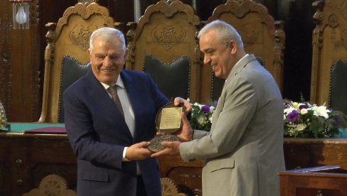 ПРИЗНАЊЕ ЗА ТОЛЕТА: Караџић почасни грађанин Суботице ПРИЗНАЊЕ ЗА ТОЛЕТА: Караџић почасни грађанин Суботице
