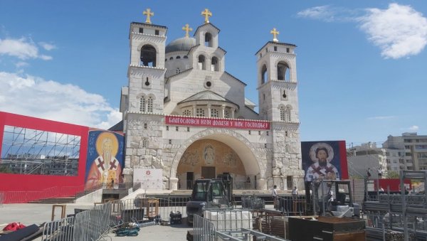 ПОСЛЕДЊЕ ПРИПРЕМЕ ЗА ВЕЛИКИ САБОР: Подгорица се спрема да дочека патријарха Порфирија (ФОТО) ПОСЛЕДЊЕ ПРИПРЕМЕ ЗА ВЕЛИКИ САБОР: Подгорица се спрема да дочека патријарха Порфирија (ФОТО)