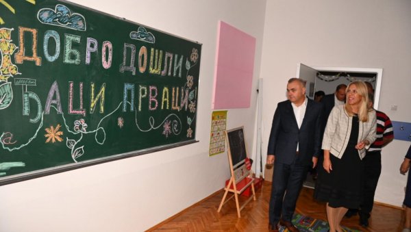 ЖЕЉКА ЦВИЈАНОВИЋ ПОСЕТИЛА ШКОЛУ У РОЋЕВИЋУ: Председница Српске најавила новац из Кабинета за реконструкцију ЖЕЉКА ЦВИЈАНОВИЋ ПОСЕТИЛА ШКОЛУ У РОЋЕВИЋУ: Председница Српске најавила новац из Кабинета за реконструкцију