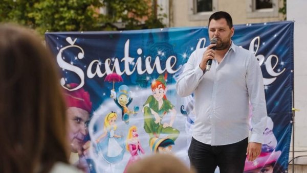МАРКО КОВАЧЕВИЋ ЧЕСТИТАО ПРВАЦИМА ПОЛАЗАК У ШКОЛУ: Најлепше је ђачко доба МАРКО КОВАЧЕВИЋ ЧЕСТИТАО ПРВАЦИМА ПОЛАЗАК У ШКОЛУ: Најлепше је ђачко доба