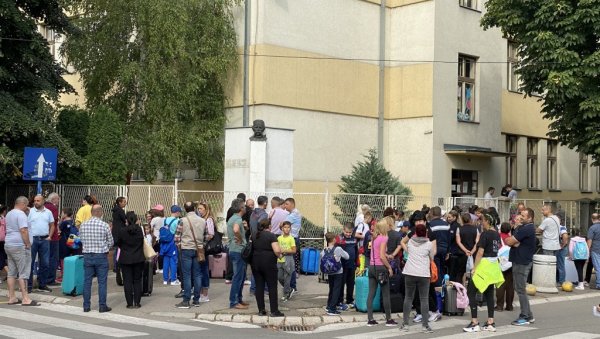 ШКОЛСКО ЗВОНО ЗВОНИЛО И У ПИРОТУ: У клупама и 409 првака, број мањи него прошле године ШКОЛСКО ЗВОНО ЗВОНИЛО И У ПИРОТУ: У клупама и 409 првака, број мањи него прошле године