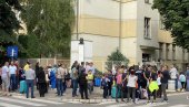 ШКОЛСКО ЗВОНО ЗВОНИЛО И У ПИРОТУ: У клупама и 409 првака, број мањи него прошле године ШКОЛСКО ЗВОНО ЗВОНИЛО И У ПИРОТУ: У клупама и 409 првака, број мањи него прошле године