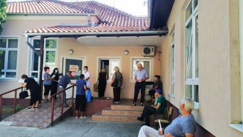 РЕКОРДНИХ 29 КОВИД-ПОЗИТИВНИХ У ПАРАЋИНУ: Вакцинација у Дому здравља обавља се до 20 сати РЕКОРДНИХ 29 КОВИД-ПОЗИТИВНИХ У ПАРАЋИНУ: Вакцинација у Дому здравља обавља се до 20 сати