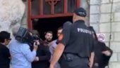 NAPADNUT CETINJSKI MANASTIR: Sraman incident u Crnoj Gori! (VIDEO) NAPADNUT CETINJSKI MANASTIR: Sraman incident u Crnoj Gori! (VIDEO)