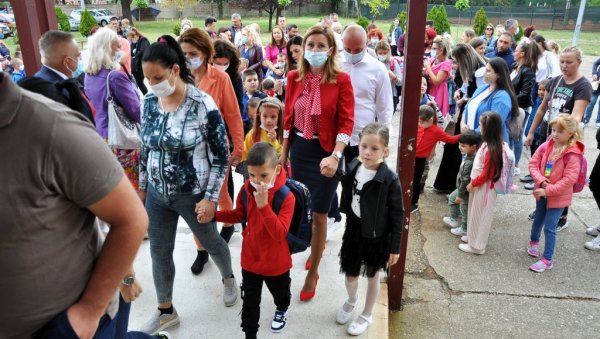 И БЛИЗАНЦИ МЕЂУ ПРВАЦИМА: Пуне школске клупе у Бијељини (ФОТО) И БЛИЗАНЦИ МЕЂУ ПРВАЦИМА: Пуне школске клупе у Бијељини (ФОТО)