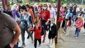 И БЛИЗАНЦИ МЕЂУ ПРВАЦИМА: Пуне школске клупе у Бијељини (ФОТО) И БЛИЗАНЦИ МЕЂУ ПРВАЦИМА: Пуне школске клупе у Бијељини (ФОТО)