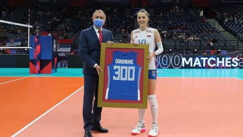 ПОКЛОН ЗА ЈУБИЛЕЈ: Маја Огњеновић добила урамљен дрес са бројем 300 ПОКЛОН ЗА ЈУБИЛЕЈ: Маја Огњеновић добила урамљен дрес са бројем 300