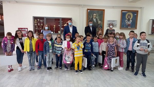РАНЧЕВИ ЗА СВЕ ПРВАКЕ: Општина Пландиште обезбедила дарове за своје школарце РАНЧЕВИ ЗА СВЕ ПРВАКЕ: Општина Пландиште обезбедила дарове за своје школарце