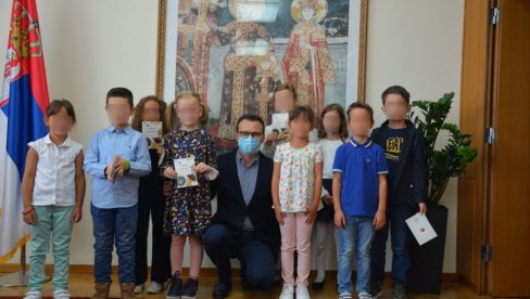 PRVACI GOSTI: Kancelarija za KiM organizovala je druženje sa decom zaposlenih u kancelariji PRVACI GOSTI: Kancelarija za KiM organizovala je druženje sa decom zaposlenih u kancelariji