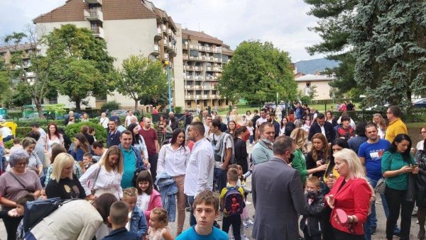 ПОЧЕЛА ШКОЛСКА ГОДИНА И У ДОБОЈУ: Међу првацима исти број дечака и девојчица (ФОТО) ПОЧЕЛА ШКОЛСКА ГОДИНА И У ДОБОЈУ: Међу првацима исти број дечака и девојчица (ФОТО)