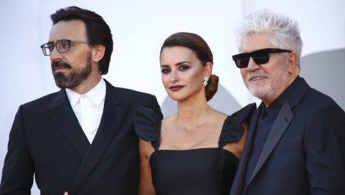 ALMODOVAR I PENELOPE NA MOSTRI: Otvoren 78. Filmski festival u Veneciji (FOTO) ALMODOVAR I PENELOPE NA MOSTRI: Otvoren 78. Filmski festival u Veneciji (FOTO)