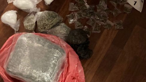 FILMSKA AKCIJA POLICIJE NA ZVEZDARI: U stanu pronašli torbu punu para i drogu (FOTO) FILMSKA AKCIJA POLICIJE NA ZVEZDARI: U stanu pronašli torbu punu para i drogu (FOTO)