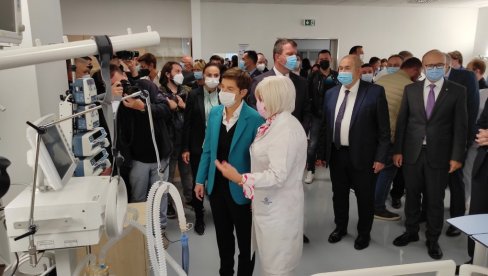 ПЛАТЕ У ЗДРАВСТВУ ПОРАСЛЕ 89 ПОСТО: Брнабић - Од јануара додатно повећање ПЛАТЕ У ЗДРАВСТВУ ПОРАСЛЕ 89 ПОСТО: Брнабић - Од јануара додатно повећање