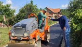 АСФАЛТИРАН ПУТ У УРОВЦИМА: Завршена обнова улице у обреновачком насељу АСФАЛТИРАН ПУТ У УРОВЦИМА: Завршена обнова улице у обреновачком насељу