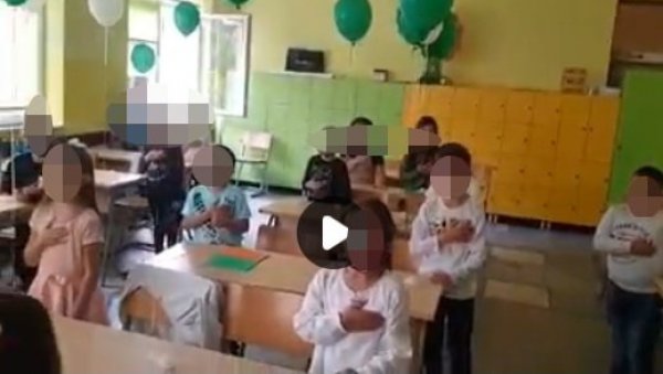 СКАНДАЛ У НОВОМ ПАЗАРУ: Уместо Боже правде учитељица пуштала тзв. химну санџачких Бошњака СКАНДАЛ У НОВОМ ПАЗАРУ: Уместо Боже правде учитељица пуштала тзв. химну санџачких Бошњака