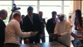 ВУЧИЋ СЕ ОБРАТИО МЛАДИМА: Маштајте, вредно радите и остварујте своје снове! (ВИДЕО) ВУЧИЋ СЕ ОБРАТИО МЛАДИМА: Маштајте, вредно радите и остварујте своје снове! (ВИДЕО)
