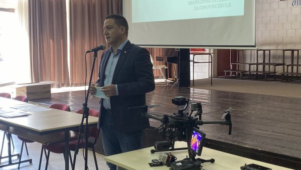 МИНИСТАР РУЖИЋ: За учење програмских језика - 670 дронова (ФОТО) МИНИСТАР РУЖИЋ: За учење програмских језика - 670 дронова (ФОТО)