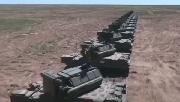ПОГЛЕДАЈТЕ КАКО РУСКИ ПВО ДЕЈСТВУЈЕ: Баражна паљба руских противваздушних система (ВИДЕО) ПОГЛЕДАЈТЕ КАКО РУСКИ ПВО ДЕЈСТВУЈЕ: Баражна паљба руских противваздушних система (ВИДЕО)