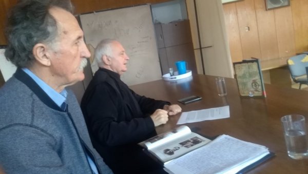 ЖИВОТОМ СВЕДОЧИО БОГА И СЕБЕ: У Угљевику представљена књига „Ево човека“ о патријарху Павлу ЖИВОТОМ СВЕДОЧИО БОГА И СЕБЕ: У Угљевику представљена књига „Ево човека“ о патријарху Павлу