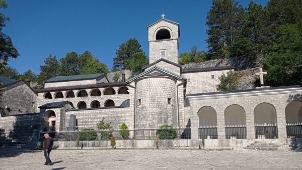 ОВДЕ ЋЕ БИТИ УСТОЛИЧЕН МИТРОПОЛИТ ЈОАНИКИЈЕ: Ево какво је стање испред манастира пред данашњи протест тзв. комитета (ФОТО/ВИДЕО) ОВДЕ ЋЕ БИТИ УСТОЛИЧЕН МИТРОПОЛИТ ЈОАНИКИЈЕ: Ево какво је стање испред манастира пред данашњи протест тзв. комитета (ФОТО/ВИДЕО)