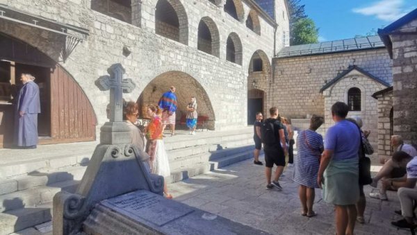 НОВОСТИ ИСПРЕД МАНАСТИРА НА ЦЕТИЊУ: Верници oчекују да ће у недељу бити хаос (ВИДЕО) НОВОСТИ ИСПРЕД МАНАСТИРА НА ЦЕТИЊУ: Верници oчекују да ће у недељу бити хаос (ВИДЕО)