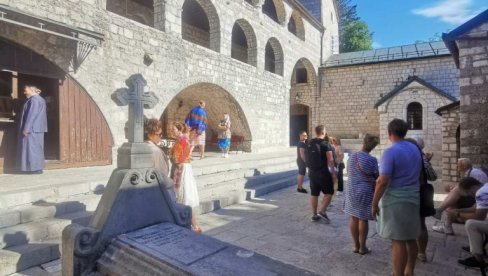 НОВОСТИ ИСПРЕД МАНАСТИРА НА ЦЕТИЊУ: Верници oчекују да ће у недељу бити хаос (ВИДЕО) НОВОСТИ ИСПРЕД МАНАСТИРА НА ЦЕТИЊУ: Верници oчекују да ће у недељу бити хаос (ВИДЕО)