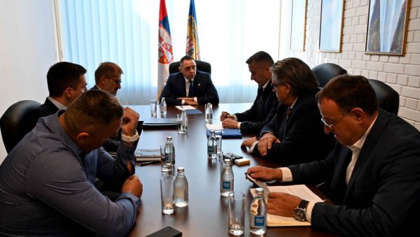 МИНИСТАР ВУЛИН У НОВОМ САДУ: Интензивно се ради на откривању починилаца, на улицама ће се приметити осетно више припадника полиције МИНИСТАР ВУЛИН У НОВОМ САДУ: Интензивно се ради на откривању починилаца, на улицама ће се приметити осетно више припадника полиције