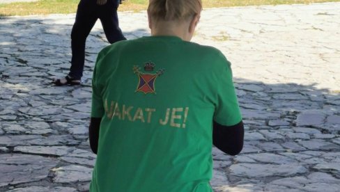 CRNOGORSKA POLICIJA ĆUTI! Komite poturaju žene u prve redove, dolaze da provociraju monahe i verni narod (FOTO) CRNOGORSKA POLICIJA ĆUTI! Komite poturaju žene u prve redove, dolaze da provociraju monahe i verni narod (FOTO)