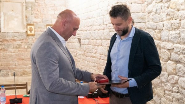 КЊИЖЕВНИ ФЕСТИВАЛ „ЋИРИЛИЦОМ”: Добитник Повеље Баћир Вуковић КЊИЖЕВНИ ФЕСТИВАЛ „ЋИРИЛИЦОМ”: Добитник Повеље Баћир Вуковић