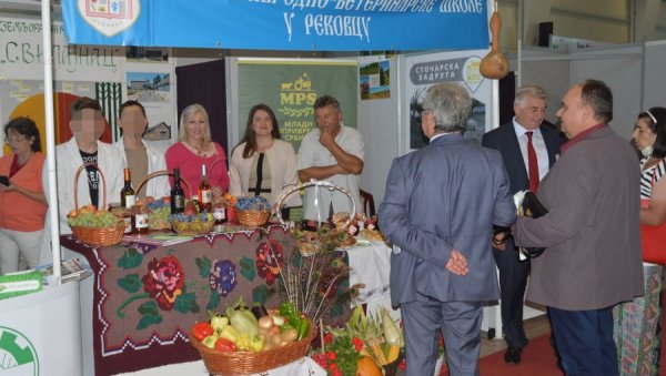 ПУН ШТАНД УКУСНИХ ЂАКОНИЈА: Производи пољопривредне школе на сајму у Крагујевцу (ФОТО) ПУН ШТАНД УКУСНИХ ЂАКОНИЈА: Производи пољопривредне школе на сајму у Крагујевцу (ФОТО)