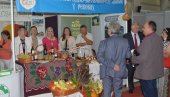 ПУН ШТАНД УКУСНИХ ЂАКОНИЈА: Производи пољопривредне школе на сајму у Крагујевцу (ФОТО) ПУН ШТАНД УКУСНИХ ЂАКОНИЈА: Производи пољопривредне школе на сајму у Крагујевцу (ФОТО)
