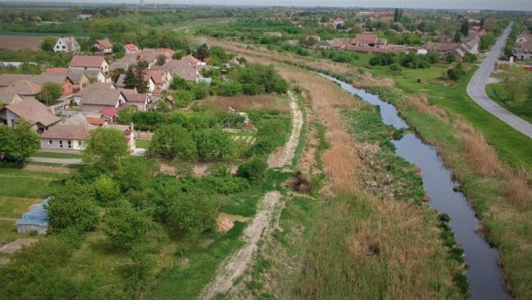 НИ МИЛИОН ЕВРА НЕ ВАДИ МУЉ: Све неизвесније чишћење Великог бачког канала у Врбасу, упркос подршци Европске уније НИ МИЛИОН ЕВРА НЕ ВАДИ МУЉ: Све неизвесније чишћење Великог бачког канала у Врбасу, упркос подршци Европске уније