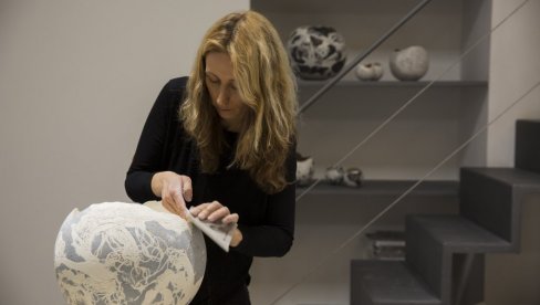 ODRAZ SVETA U PORCELANU: Izložba Antimaterija svetski priznate umetnice LJubice Jocić Knežević u salonu MPU ODRAZ SVETA U PORCELANU: Izložba Antimaterija svetski priznate umetnice LJubice Jocić Knežević u salonu MPU
