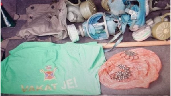 НАОРУЖАНИ КРЕНУЛИ НА ЦЕТИЊЕ: Огласила се полиција Црне Горе о хапшењу комита (ФОТО) НАОРУЖАНИ КРЕНУЛИ НА ЦЕТИЊЕ: Огласила се полиција Црне Горе о хапшењу комита (ФОТО)